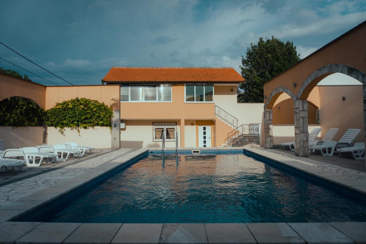 Holiday Home Rozic - Villa With Private Seasonal Heated Pool 모스타르 외부 사진