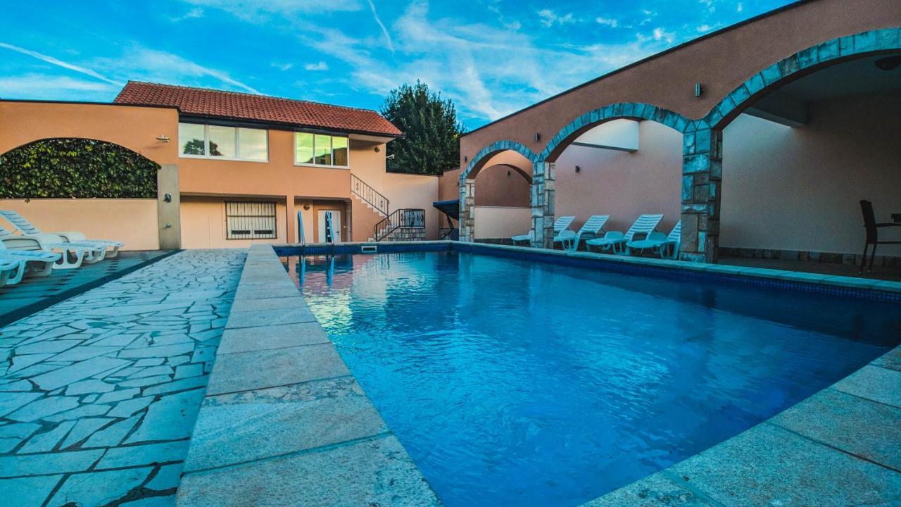 Holiday Home Rozic - Villa With Private Seasonal Heated Pool 모스타르 외부 사진